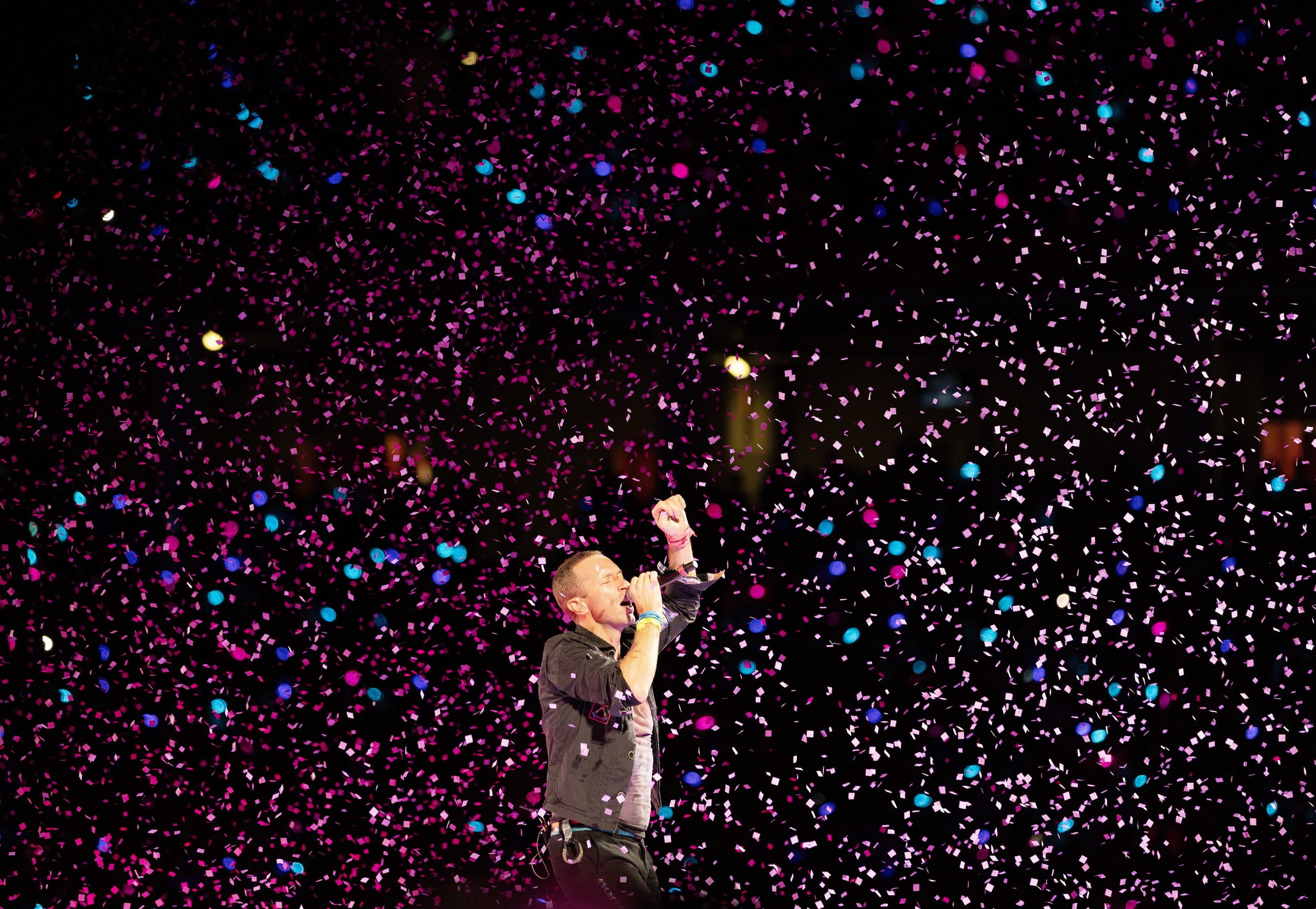 Οι Coldplay διπλασίασαν τα έσοδα των Airbnb στην Αθήνα