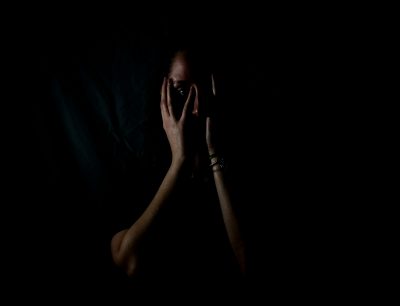 «Βραχιολάκι» σε όσους είναι σε επιτήρηση για ενδοοικογενειακή βία. Τα 14 μέτρα που ανακοίνωσε ο υπουργός Δικαιοσύνης