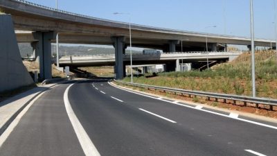 Κατεδαφίζεται η γέφυρα στον Ισθμό μετά την έκρηξη από την ανατροπή βυτιοφόρου. Μέσω αντιδρόμησης γίνεται η κυκλοφορία των οχημάτων