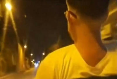 Νεαροί «κρέμονται» από τα καπό των αυτοκινήτων. Νέο επικίνδυνο challenge μέσω των social media (βίντεο)