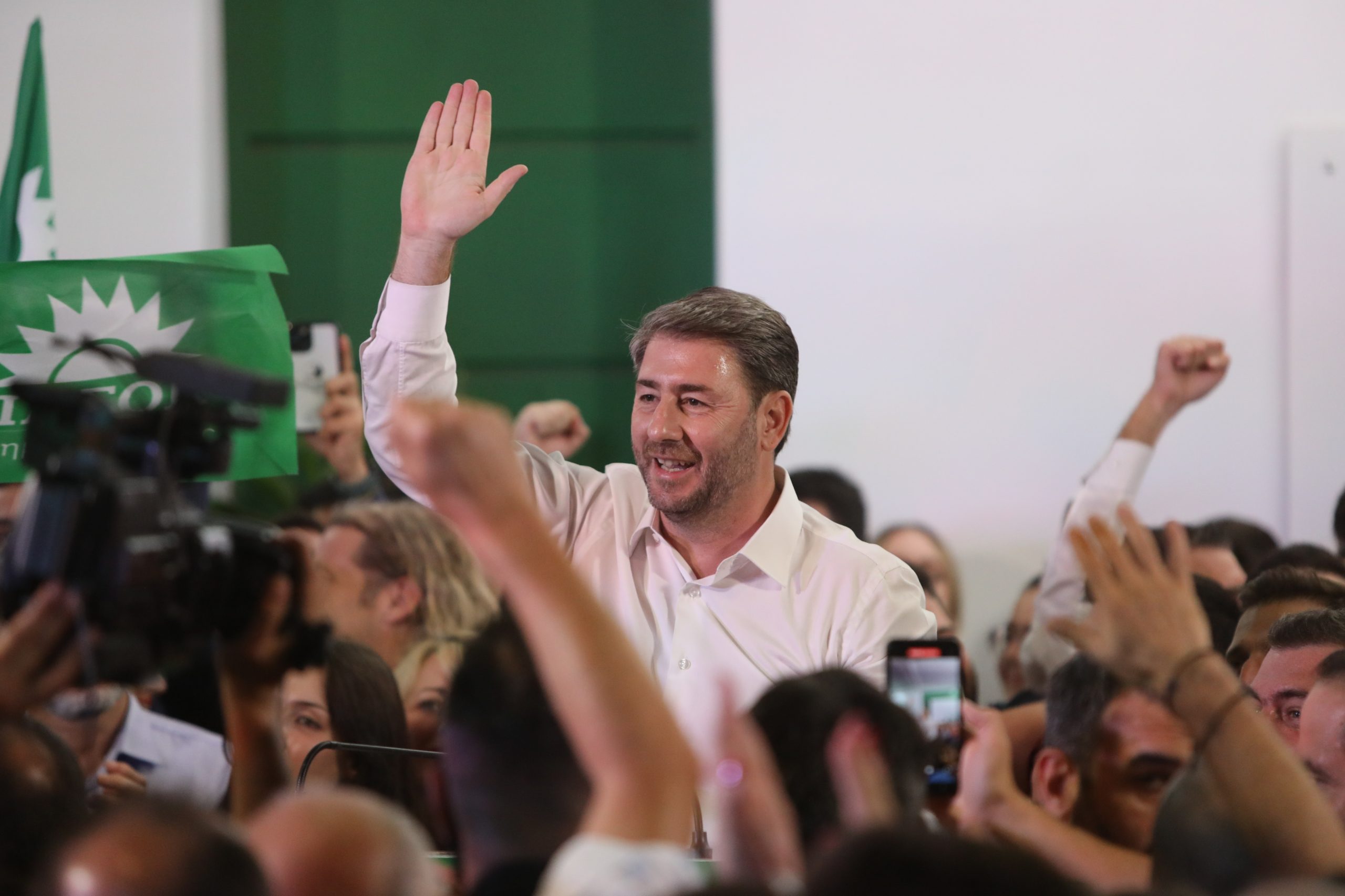 Θριαμβευτική επανεκλογή του Ανδρουλάκη στο ΠΑΣΟΚ με 59,9 έναντι 40,1 του Χάρη Δούκα. «Ενωμένοι θα νικήσουμε τη ΝΔ»