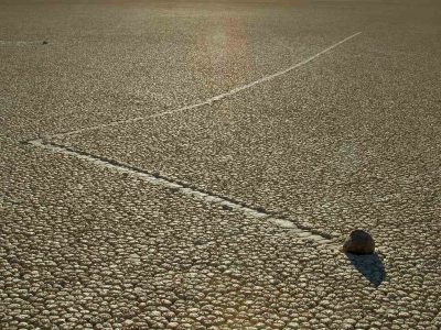 Το μυστήριο με τους κινούμενους βράχους στην Κοιλάδα του Θανάτου. Η επιστημονική απάντηση γιατί μετατοπίζονται