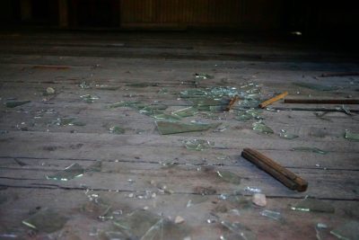 Μπαράζ επιθέσεων με βαριοπούλες σε επτά σούπερ μάρκετ τα μεσάνυχτα. Προκάλεσαν φθορές σε τζαμαρίες