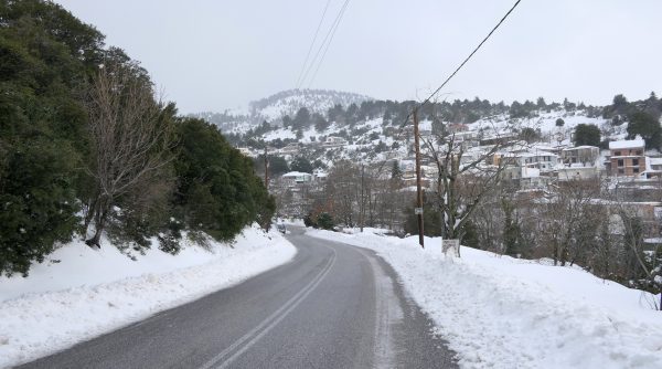 Καιρός. Κατακόρυφη πτώση της θερμοκρασίας. Βροχές και χιόνια στα ορεινά, κλειστά σχολεία σε Φλώρινα και Πρέσπα