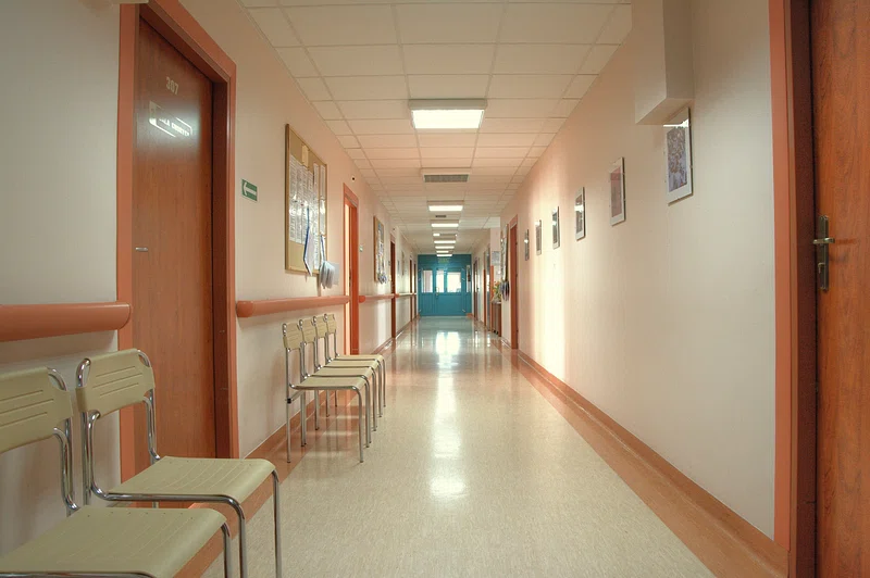 Τέσσερις τραυματίες με κατάγματα, από πτώση ασανσέρ στο νοσοκομείο Ερυθρός Σταυρός