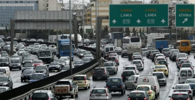 Με δυσκολία η κυκλοφορία στους δρόμους. Μπλοκαρισμένος ο Κηφισός, προβλήματα και στην Αττική Οδό