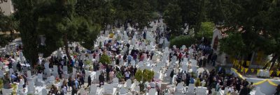 Γιορτή και κεράσματα πάνω από τα μνήματα. Το πανάρχαιο ταφικό έθιμο των Ποντίων που “επιβιώνει” στο Ελληνικό