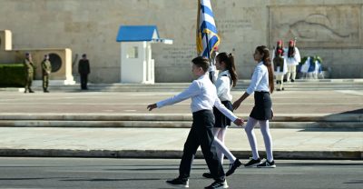 Σήμερα η μαθητική παρέλαση για την 25η Μαρτίου στο κέντρο της Αθήνας. Ποιοι δρόμοι είναι κλειστοί, τι ισχύει για Μετρό και Τραμ