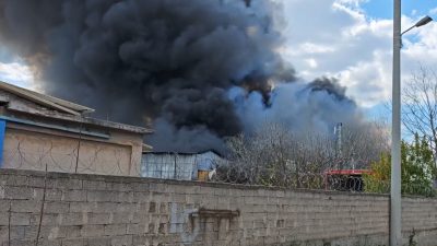 Φωτιά σε αποθήκες και υπαίθριο χώρο στον Ταύρο. Καίγονται παλέτες και σκουπίδια. Μήνυμα από το 112