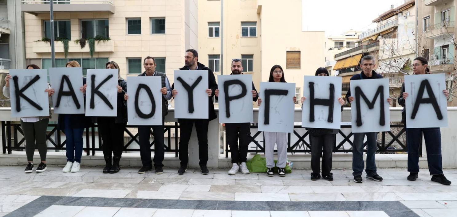 Σήμερα η εισαγγελική αγόρευση για την τραγωδία στο Μάτι. Με πλακάτ οι συγγενείς των 104 θυμάτων έξω από το Εφετείο