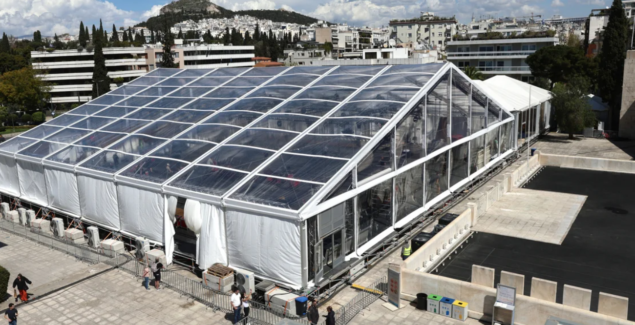 Αυτοψία Μενδώνη στο Καλλιμάρμαρο. Διέκοψε την κατασκευή σκηνής έξω από το στάδιο