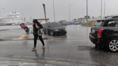 Μεγάλες καταστροφές από την κακοκαιρία στην Πάρο. Μήνυμα 112 για απαγόρευση κυκλοφορίας των οχημάτων (Βίντεο)