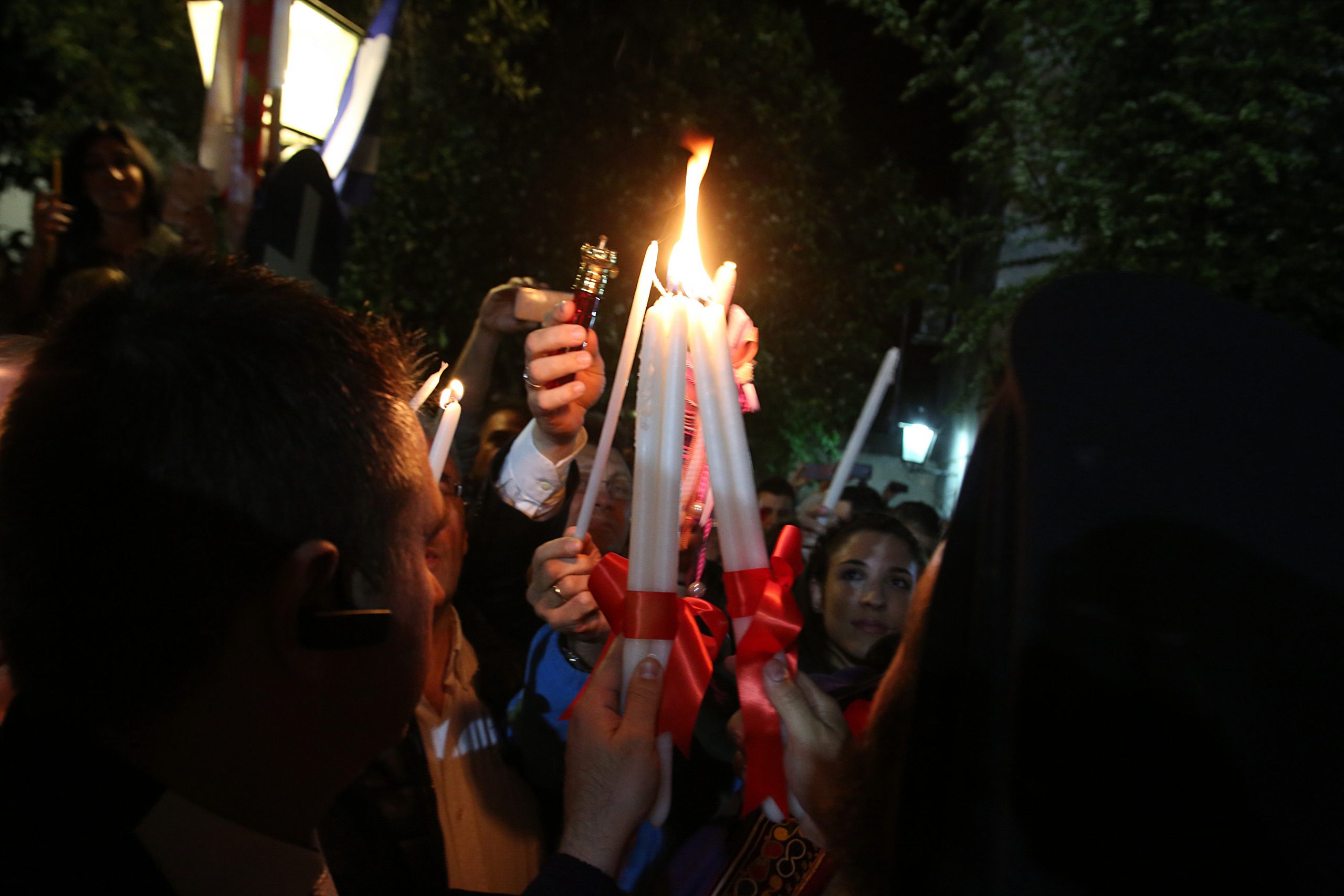 Γιατί τσουγκρίζουμε αυγά , γιατί τρώμε μαγειρίτσα και σουβλίζουμε αρνί. Γιατί οι νονοί παίρνουν λαμπάδα και παπούτσια;