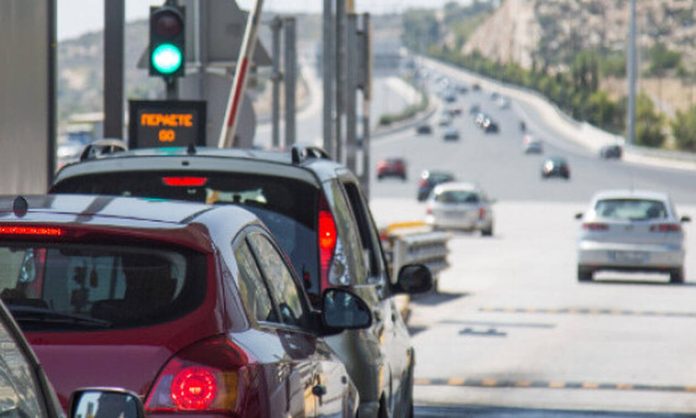 Αδειάζει η Αθήνα για το Πάσχα. Πάνω από 30΄οι καθυστερήσεις  στην Αττική Οδό. Σύμμαχος η μείωση 12% στην τιμή της αμόλυβδης