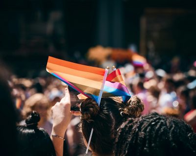 Τέλος στις ΛΟΑΤΚΙ σημαίες σύμφωνα με νέα πολιτική της Eurovision. Επιτρέπονται μόνο οι επίσημες σημαίες των χωρών