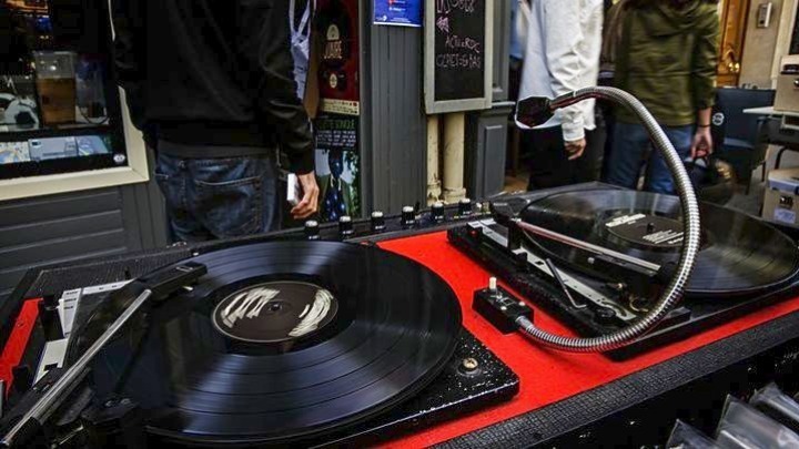 Αιματηρή συμπλοκή μεταξύ DJ στη Ναύπακτο για τα ποσοστά. Με 9 ράμματα στο αυτί ο ένας