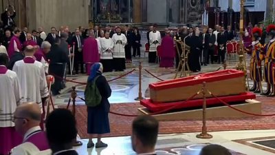 Η μοναχή που έσπασε το πρωτόκολλο και στάθηκε δίπλα στο φέρετρο του Ποντίφικα. Ήταν 40 χρόνια φίλοι