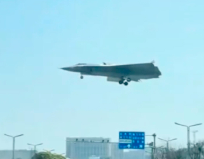 Μυστήριο στην Κίνα με το νέο μαχητικό J-36. Έχει τρεις κινητήρες αλλά όχι ουρά. Γιατί προκαλεί ερωτηματικά (βίντεο)