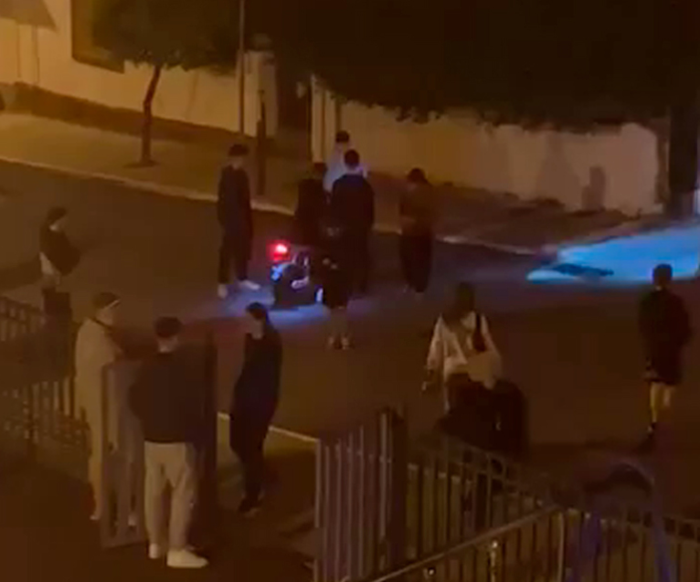 “Δεν ήταν η πρώτη φορά” λέει η 85χρονη που της πέταξαν βαρελότα στον Πόρο. Συνελήφθη ένας 15χρονος