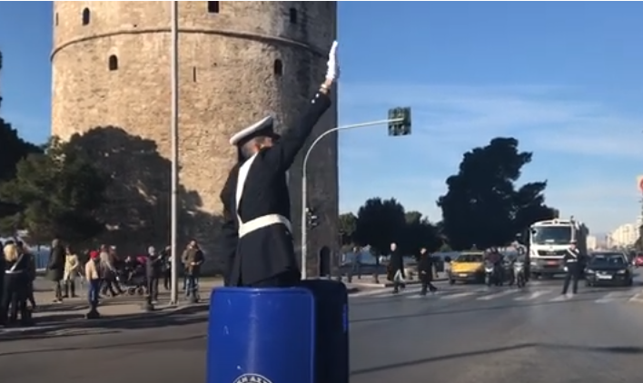 Θεσσαλονίκη. 37χρονη οδηγός αγνόησε τις υποδείξεις του τροχονόμου και τον τραυμάτισε στο πόδι