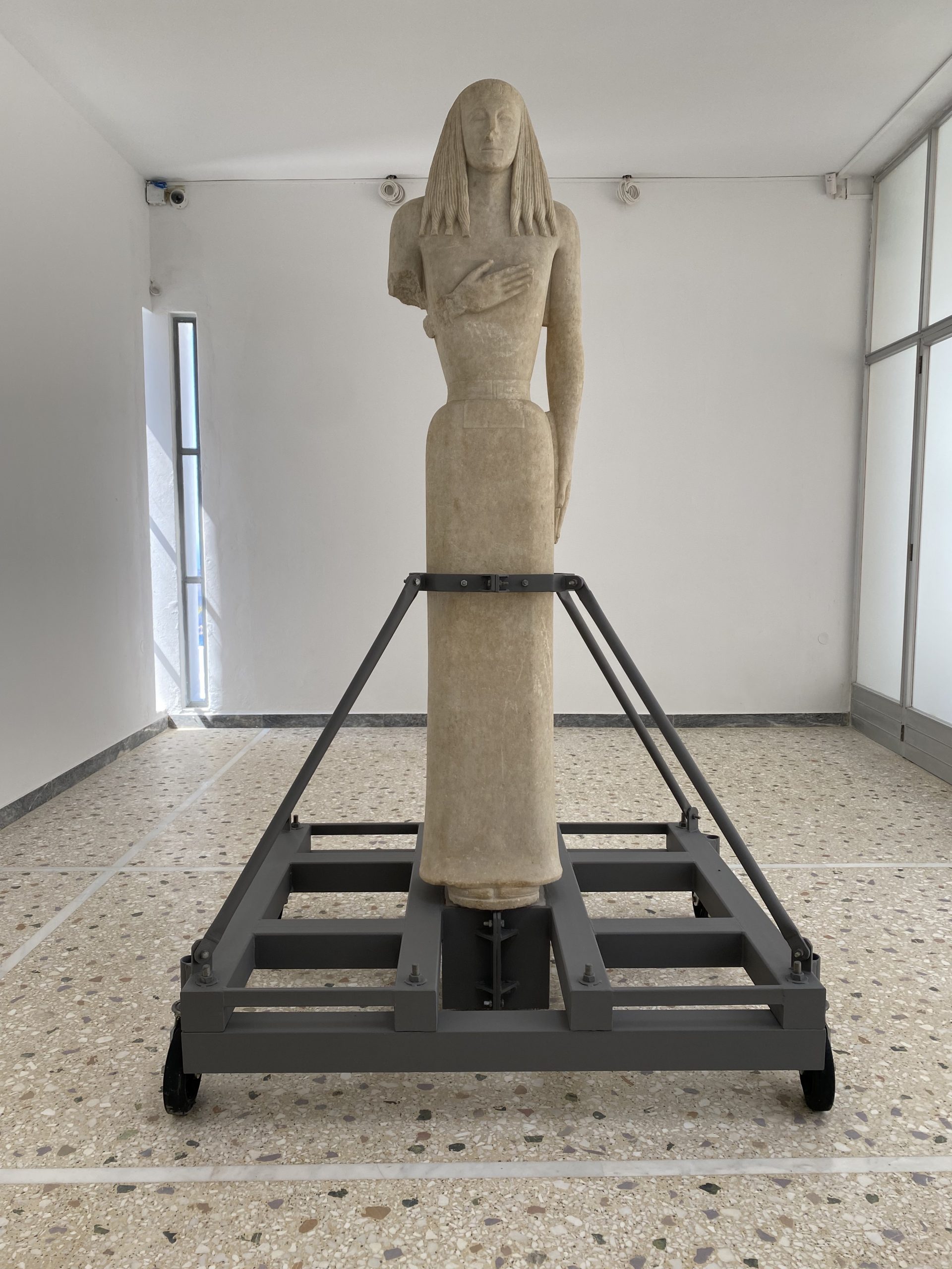 Το «θρίλερ» της ανακάλυψης της Κόρης της Θήρας. Το σπάνιο άγαλμα βρέθηκε σε οικόπεδο θαμμένο επιμελώς. Η βράβευση του αρχαιολόγου