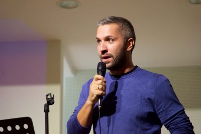 Νίκος Σπηλιώτης. Ο Έλληνας συνθέτης που γράφει μουσική για τη Μηχανή του Χρόνου ξεπέρασε τα 50 εκατ. views σε όλο το κόσμο