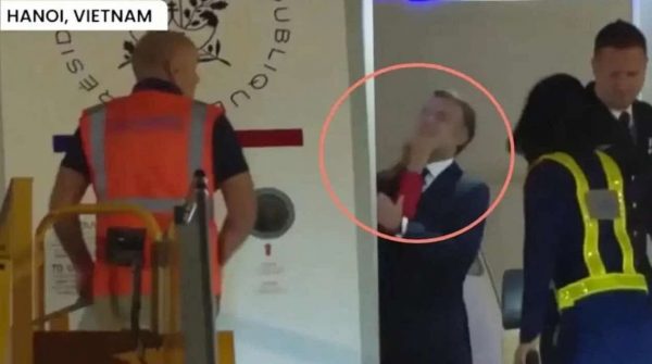 Τι δείχνει η σφιγμένη γροθιά του Μακρόν. Ειδικός στη γλώσσα του σώματος αναλύει το χαστούκι της Μπριζίτ στον Γάλλο προέδρο