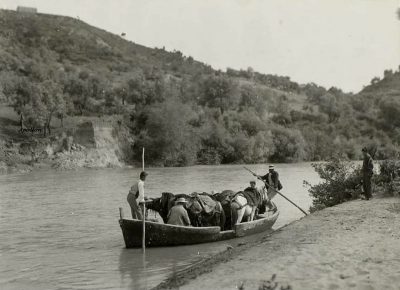 Αλφειός, ο μεγαλύτερος ποταμός της Πελοποννήσου που λατρευόταν ως θεός. Λόγω έλλειψης γέφυρας περνούσαν με βάρκες