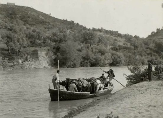 Αλφειός, ο μεγαλύτερος ποταμός της Πελοποννήσου που λατρευόταν ως θεός. Λόγω έλλειψης γέφυρας περνούσαν με βάρκες