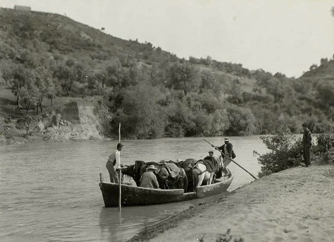 Αλφειός, ο μεγαλύτερος ποταμός της Πελοποννήσου που λατρευόταν ως θεός. Λόγω έλλειψης γέφυρας περνούσαν με βάρκες