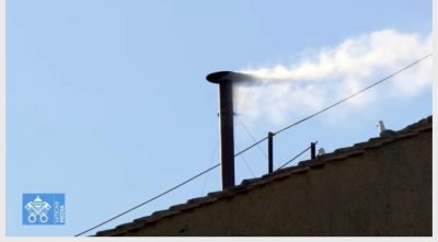 Λευκός καπνός από την καπνοδόχο της Καπέλα Σιξτίνα στο Βατικανό. «Habemus papa»