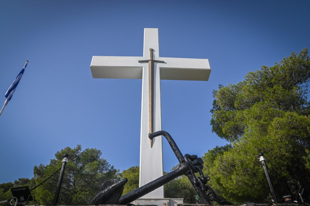 Το μνημείο των 518 πεσόντων του πολεμικού ναυτικού στον Σκαραμαγκά. Ποιος ήταν ο καλλιτέχνης και το μήνυμα