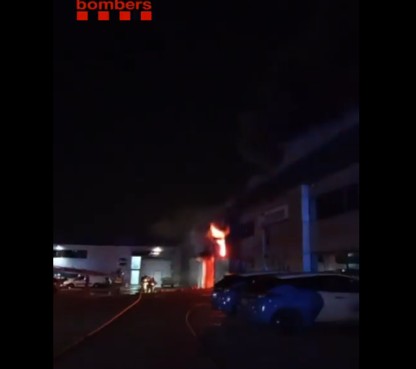 Τοξικό νέφος στην Καταλονία λόγω φωτιάς σε βιομηχανική αποθήκη. Περισσότεροι από 160.000 έχουν κληθεί να παραμείνουν στα σπίτια τους