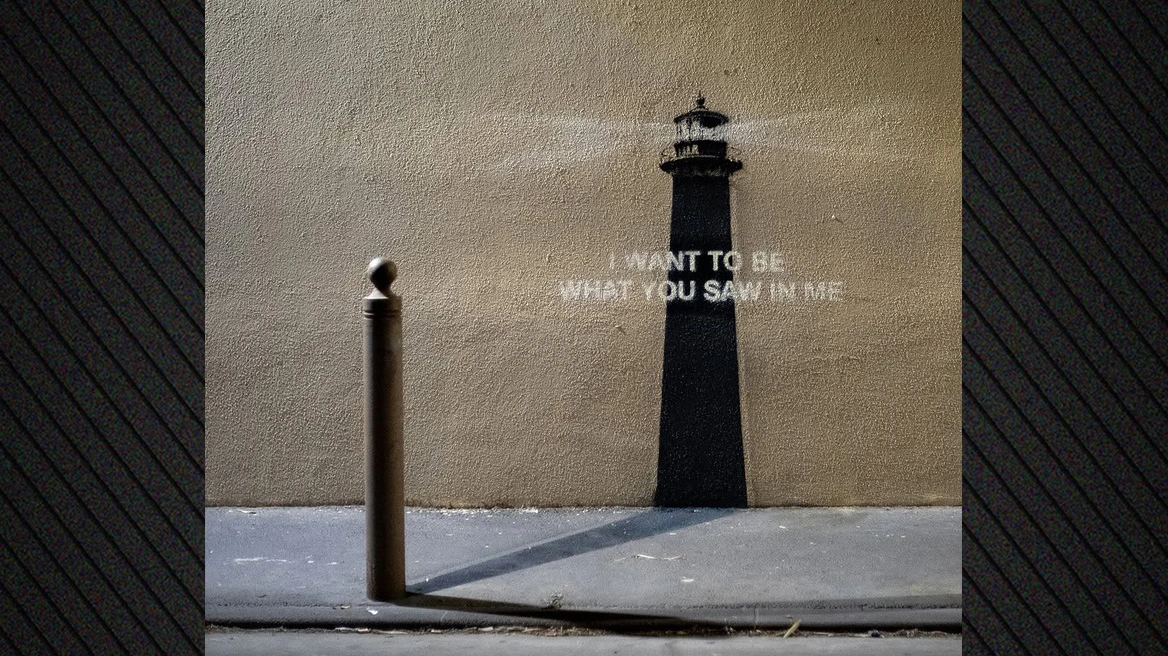 “Χτύπησε” ξανά ο Bansky. Ένας φάρος το αινιγματικό έργο του. Άγνωστη η τοποθεσία του