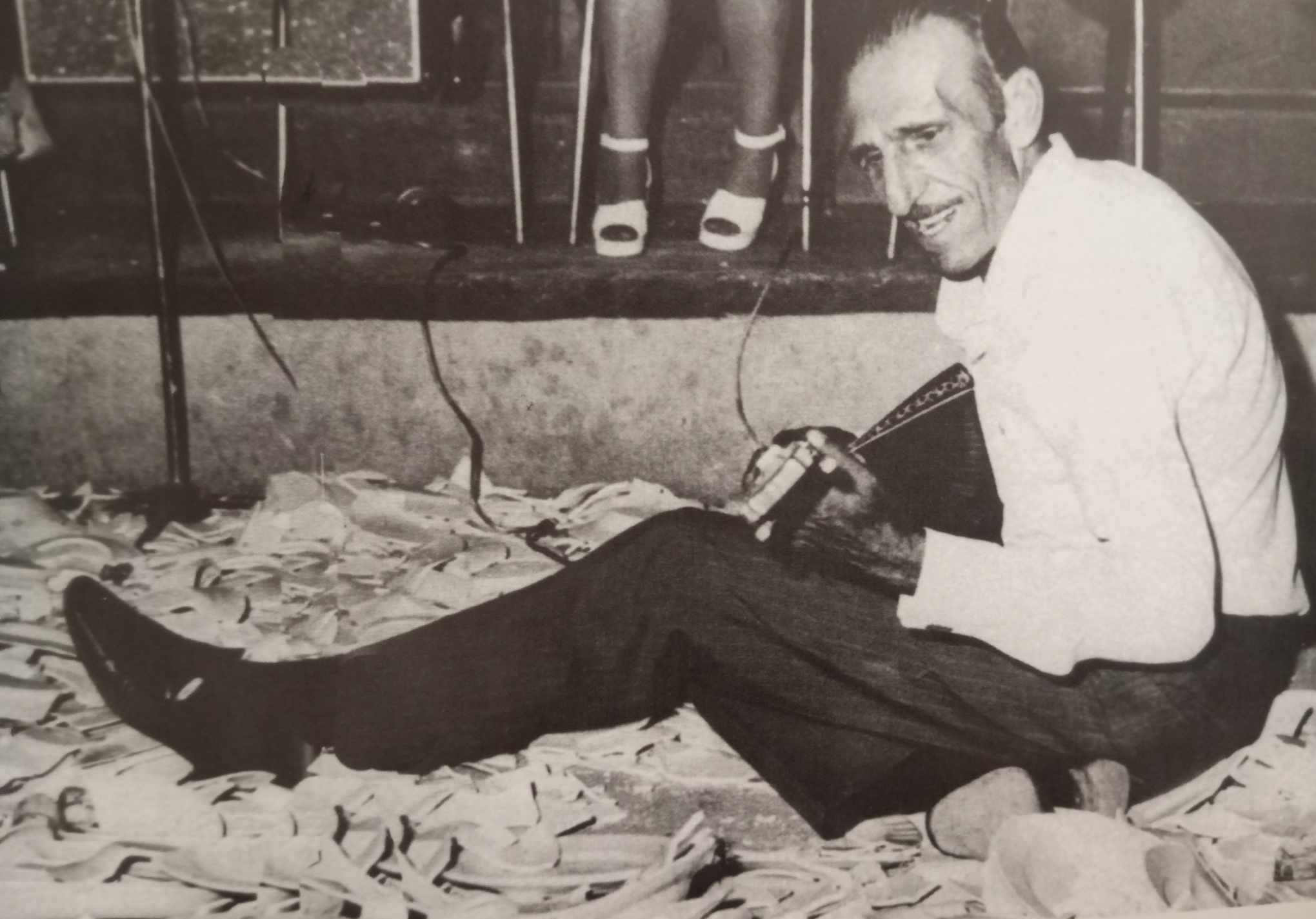 Ο συνοικισμός που προτάθηκε να φέρει την ονομασία Αδάμ, Μέσο Φάληρο ή Φαληρικό Κέντρο. Οι ταβέρνες και οι μεγάλοι του πάλκου