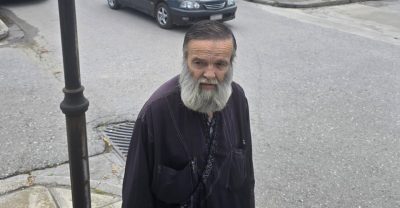 “Θέλω να ρωτήσω τον εγγονό μου γιατί το έκανε”. Θρήνος στην κηδεία της 52χρονης στη Λάρισα. Συντετριμμένος ο ιερέας πατέρας της