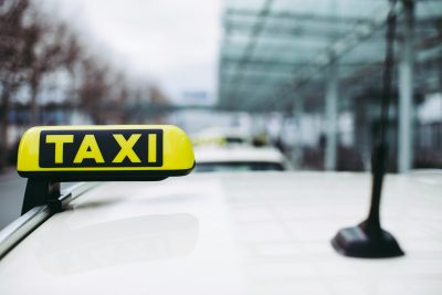 Προσποιούταν τον ταξιτζή και χρέωσε 2.000 ευρώ για μια διαδρομή 25 λεπτών. Κράτησε ομήρους τους επιβάτες