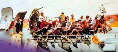 Το αεροσκάφος που διαλύθηκε στον αέρα και κατάφερε να προσγειωθεί, χωρίς τη μισή οροφή. Σκοτώθηκε μόνο μια αεροσυνοδός