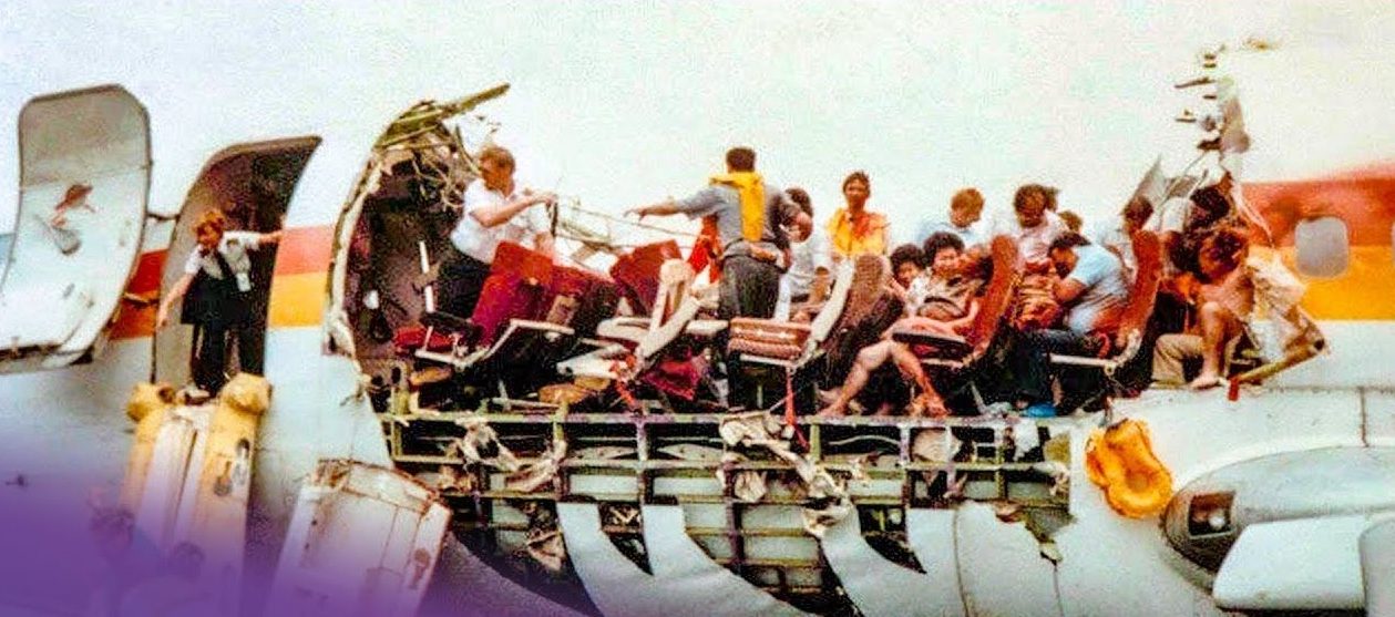 Το αεροσκάφος που διαλύθηκε στον αέρα και κατάφερε να προσγειωθεί, χωρίς τη μισή οροφή. Σκοτώθηκε μόνο μια αεροσυνοδός