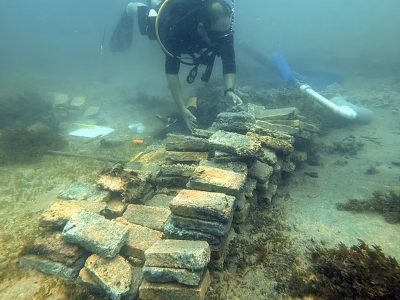 Ο κίτρινος “δρόμος” με τα τούβλα στα βάθη του Ατλαντικού οδήγησε τους αρχαιολόγους στην ανακάλυψη 2 σπουδαίων ναυαγίων