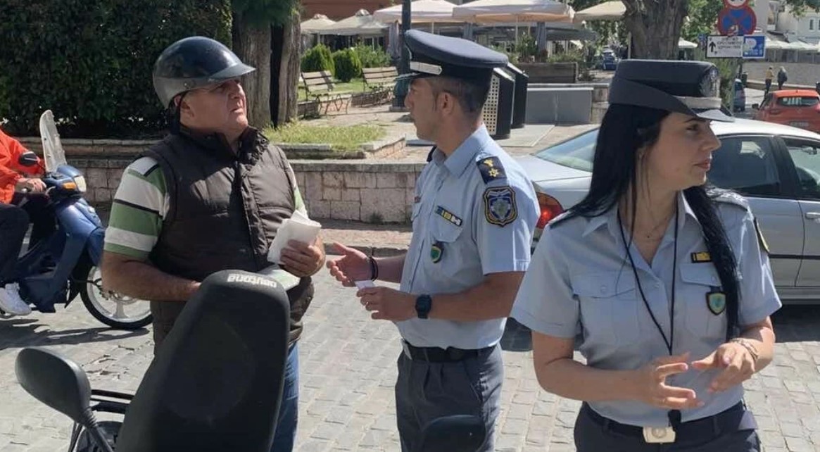 Αντί για κλήσεις, δωρεάν κράνη από την Τροχαία Ναυπάκτου στους οδηγούς. Μια πρωτοβουλία με ανθρώπινο πρόσωπο