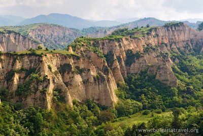 Πυραμίδες του Μέλνικ. Το μοναδικό γεωλογικό φαινόμενο όπου τα “μετέωρα” ξεπερνούν σε ύψος τα 100 μέτρα (βίντεο)