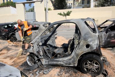 Πέντε ΙΧ κάηκαν στη Νέα Σμύρνη. Όχημα  με μηχανική βλάβη πήρε φωτιά (βίντεο)