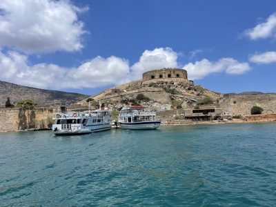 Σπιναλόγκα. Διαμαρτυρίες για την εκτόξευση της τιμής του εισιτηρίου. Πόσο κοστίζει η μετάβαση και επίσκεψη στο «νησί των λεπρών»