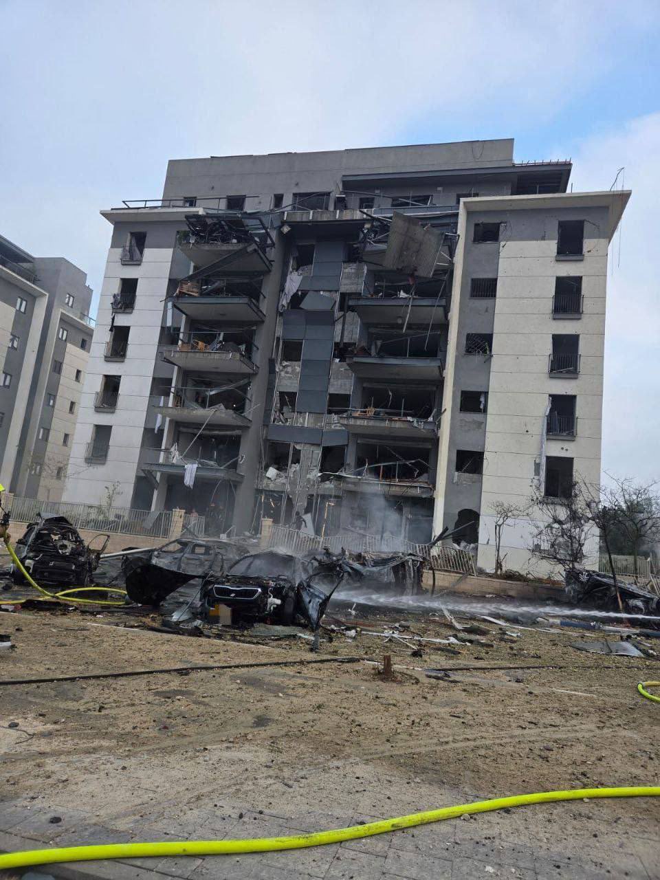 Ισραήλ. Καταστράφηκε συγκρότημα κατοικιών από το Ιράν. Μπαράζ πυραυλικών επιθέσεων
