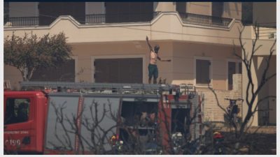 Σε 40 απεγκλωβισμούς κατοίκων στην Παλαιά Φώκαια προχώρησε η ΕΛΑΣ