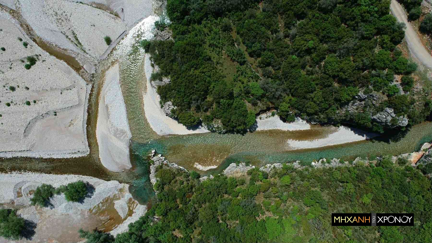 Βουτιά στα ορεινά της Ευρυτανίας. Χωρίς ομπρέλες και μελτέμια στην παραλία του Κρικελιώτη ποταμού (βίντεο)