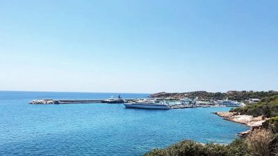 Ελικόπτερο έπεσε στη μαρίνα Βουλιαγμένης. Δείτε το βίντεο