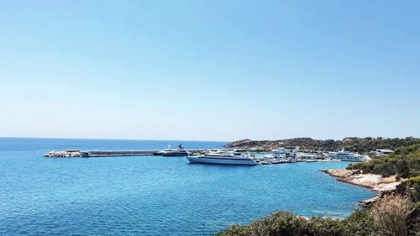 Ελικόπτερο έπεσε στη μαρίνα Βουλιαγμένης. Δείτε το βίντεο