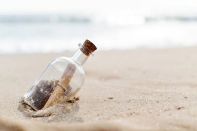 Μυστηριώδες μήνυμα σε μπουκάλι λύνεται 47 χρόνια μετά. Από τη Βόρεια Θάλασσα στη Σουηδία με φόντο μια συγκινητική ιστορία